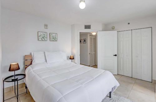 Brickell House | 2 Bedroom, 2 Bathroom plus Den Brickell Condo Pool, Hot Tub, and Gym