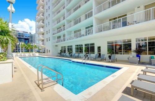 Brickell House | 2 Bedroom, 2 Bathroom plus Den Brickell Condo Pool, Hot Tub, and Gym
