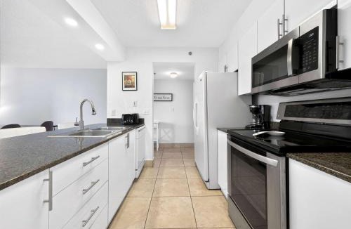 Brickell House | 2 Bedroom, 2 Bathroom plus Den Brickell Condo Pool, Hot Tub, and Gym