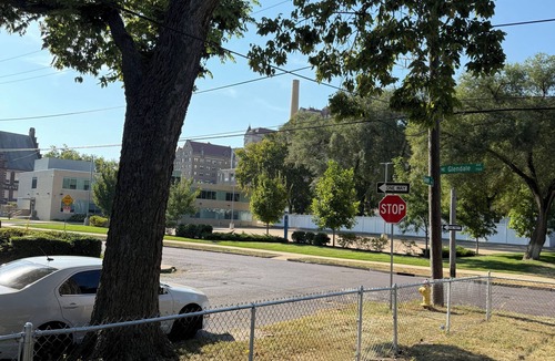 Peoria House | 2 Bedroom 2 Bathroom - walk or shuttle to OSF