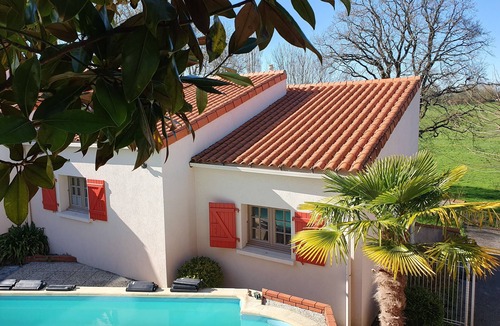Le Givre House | 2-bedroom 3* gîte with heated pool! 15 min from the sea