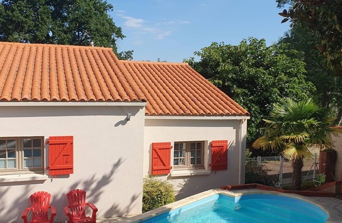 Le Givre House | 2-bedroom 3* gîte with heated pool! 15 min from the sea