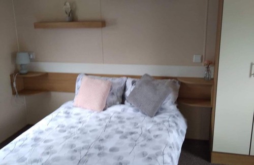 St George Cabin | 2 bedroom 6 berth caravan with decking