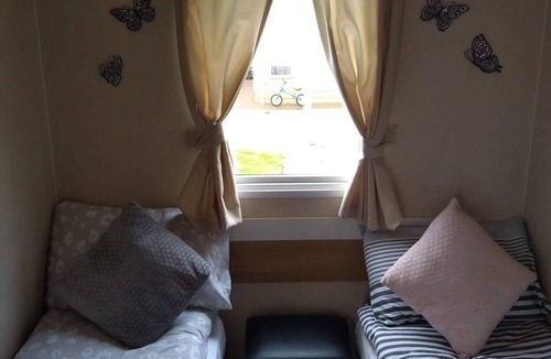 St George Cabin | 2 bedroom 6 berth caravan with decking