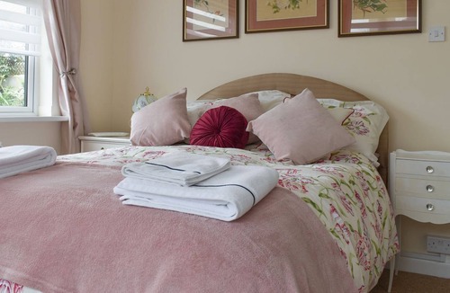 Lee-on-the-Solent Cottage | 2 bedroom accommodation in Lee-On-The-Solent