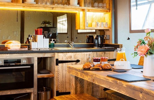 Overton-on-dee RV Rental | 2 bedroom accommodation in Eyton, Wrexham