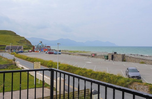 Dinas Dinlle Apartment | 2 bedroom accommodation in Caernarfon