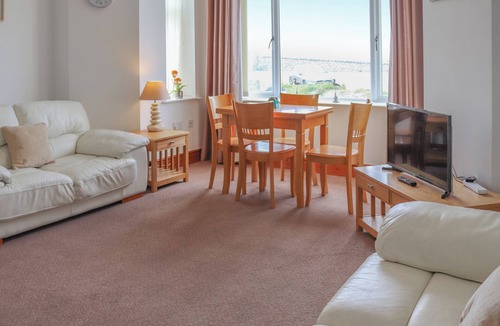 Dinas Dinlle Apartment | 2 bedroom accommodation in Caernarfon