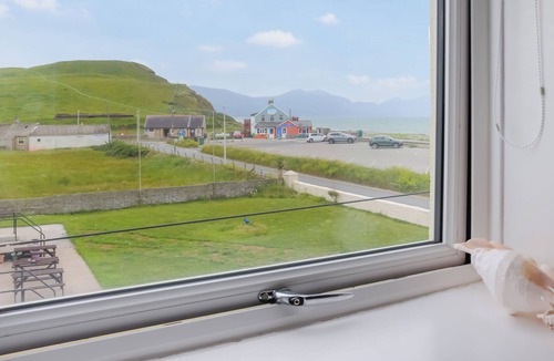 Dinas Dinlle Apartment | 2 bedroom accommodation in Caernarfon
