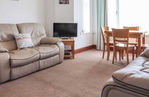 Dinas Dinlle Apartment | 2 bedroom accommodation in Caernarfon