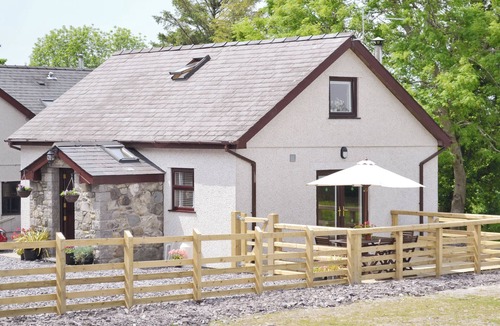 Llandwrog Cottage | 2 bedroom accommodation in Rhostryfan, Caernarfon