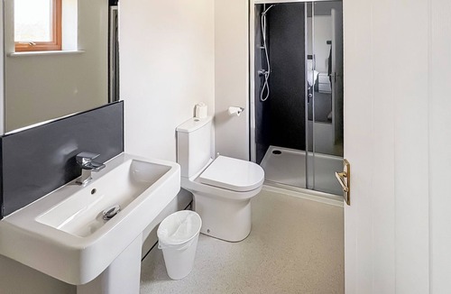 Ancaster Ski Chalet | 2 bedroom accommodation in Ancaster