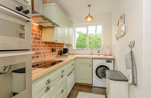 East Woodyates Cottage | 2 bedroom accommodation in Farnham