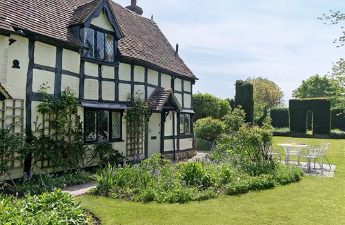 Eckington Cottage | 2 bedroom accommodation in Eckington, near Pershore