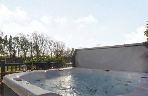 Arnold Cabin | 2 bedroom accommodation in Skirlaugh, Nr Hull