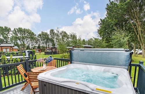 Arnold Cabin | 2 bedroom accommodation in Skirlaugh, Nr Hull