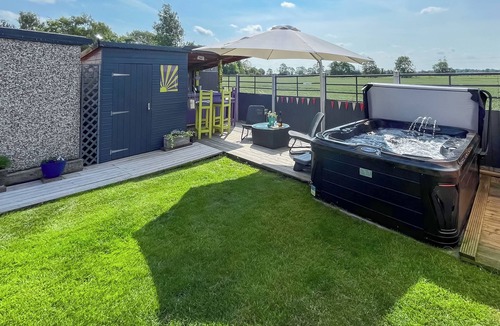 Crowle Cottage | 2 bedroom accommodation in Crowle