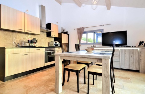 Saint-Hippolyte-de-Montaigu House | 2 bedroom accommodation in Flaux