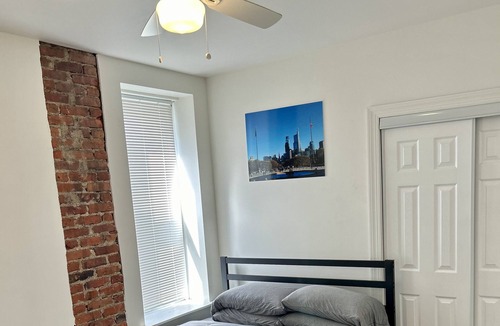 Manayunk Apartment | 2 Bedroom apartment sleeps 8 people with King Size Bed, 3 Computer Desk & more!