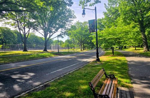 Forest Hill Bed & Breakfast | 2 BEDROOM APARTMENT 20 min-Newark Airport 15 min- Stadium Downtown Newark- Branch Brook park inn