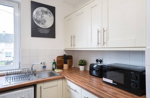 Wishaw Apartment | 2 Bedroom Apartment-free Parking