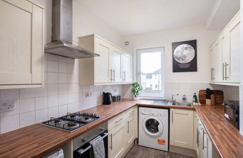 Wishaw Apartment | 2 Bedroom Apartment-free Parking