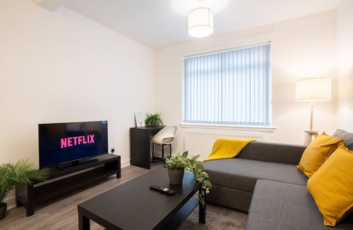 Wishaw Apartment | 2 Bedroom Apartment-free Parking