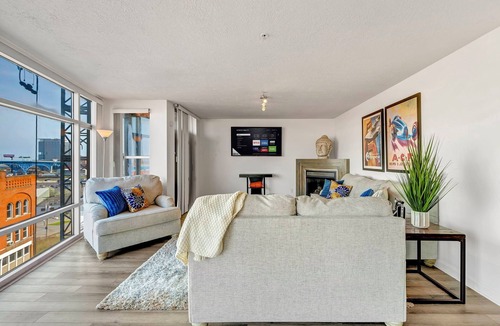 Ohio City Apartment | 2-bedroom apartment in brilliant Cleveland with WiFi, AC, fitness room