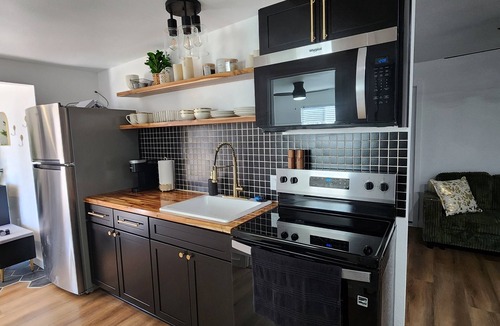 Duncan Apartment | 2-bedroom apartment in peaceful Duncan/York with cool AC breeze