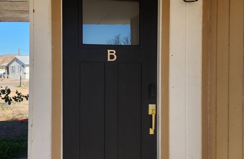 Duncan Apartment | 2-bedroom apartment in peaceful Duncan/York with cool AC breeze