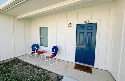 Victoria Apartment | 2-bedroom apartment in lovely Victoria with WiFi, AC