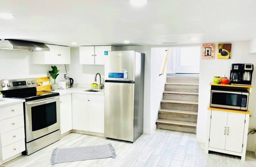 Walkerville Apartment | 2-bedroom apartment with fast Wi-Fi, private laundry & entrance; free parking