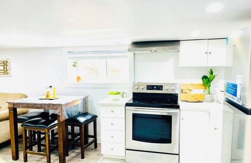 Walkerville Apartment | 2-bedroom apartment with fast Wi-Fi, private laundry & entrance; free parking