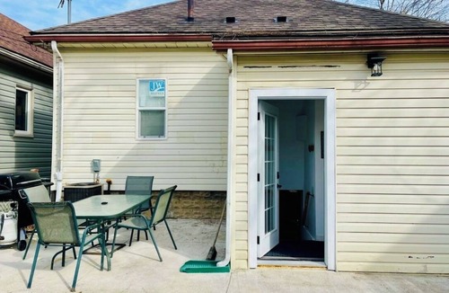 Walkerville Apartment | 2-bedroom apartment with fast Wi-Fi, private laundry & entrance; free parking