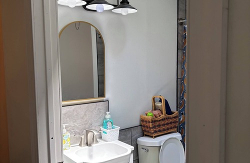 Foxcroft Square Apartment | 2-bedroom APT Einstein Hospital WiFi, AC, Pet friendly