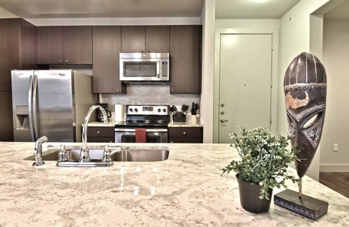 Knox - Henderson Apartment | 2 Bedroom Apt with Parking Long term stay allowed