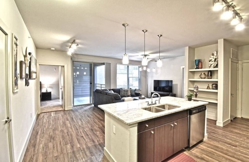 Knox - Henderson Apartment | 2 Bedroom Apt with Parking Long term stay allowed
