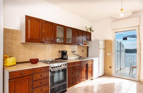 Prizba Apartment | 2 bedroom beach front apartment in Blato
