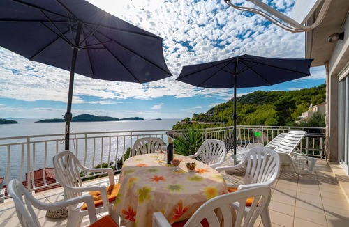 Prizba Apartment | 2 bedroom beach front apartment in Blato