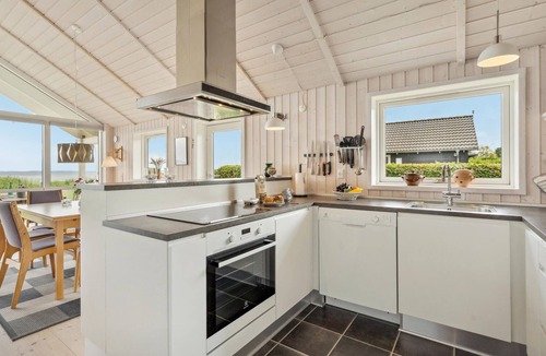 Grønninghoved Strand House | 2 bedroom beach front home in Sjølund