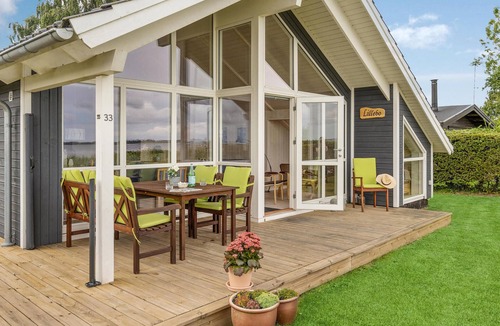 Grønninghoved Strand House | 2 bedroom beach front home in Sjølund