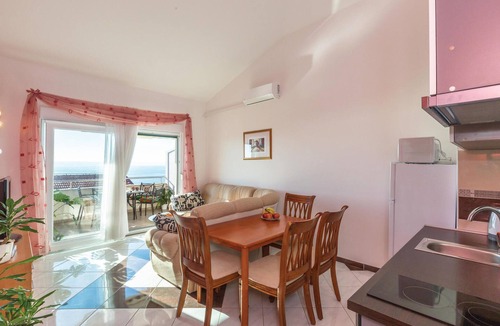 Zelenka Apartment | 2 bedroom beach front apartment in Makarska