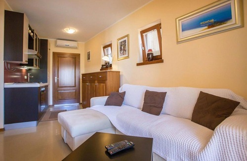 Dajla House | 2 bedroom beach front home in Novigrad