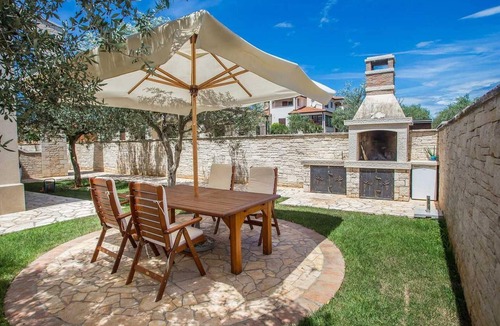 Dajla House | 2 bedroom beach front home in Novigrad