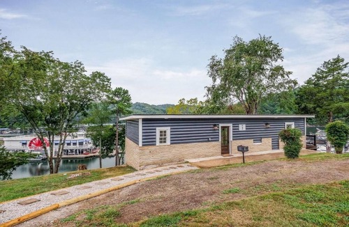 Allons Villa | 2 Bedroom Beacon Cottage 3 - Two bedrooms, one sleeper sofa and a kitchenette