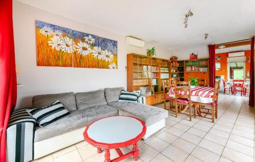 Scorbe-Clairvaux House | 2 Bedroom Beautiful Home In Scorbé-Clairvaux