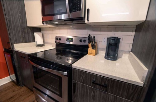 Lindridge-Martin Manor Apartment | 2 Bedroom Buckhead Suite