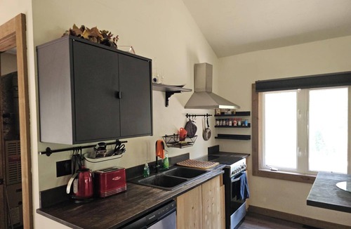 Big Bay Point House | 2-bedroom bungalow back to th golf course in welcoming Innisfil
