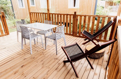 Saint-Laurent-de-Medoc Ski Chalet | 2-bedroom chalet sleeps 4