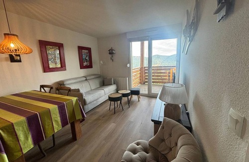 Les Angles Apartment | 2-Bedroom Cabin Apartment with Parking, Lake View